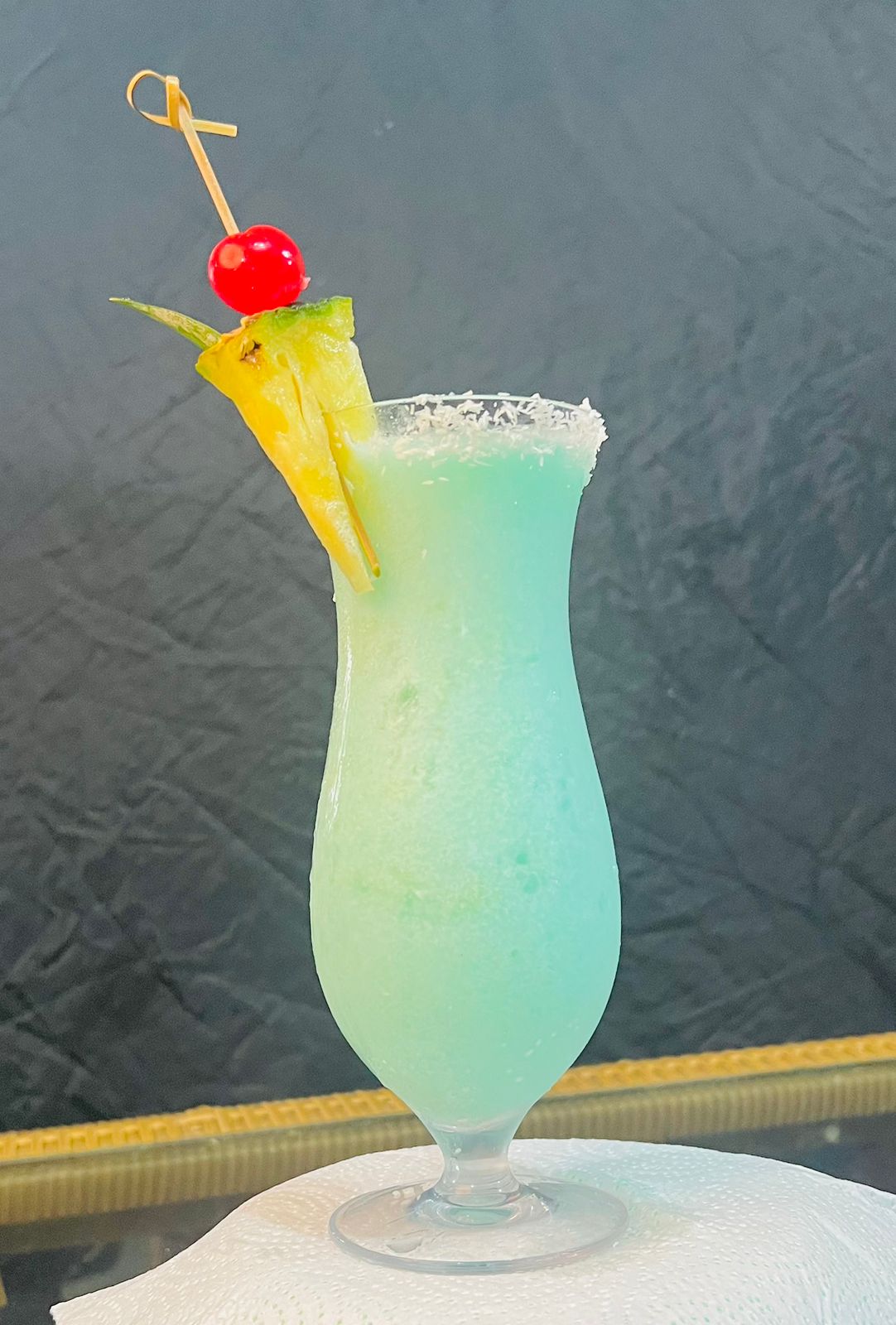 Bebida tropical servida con piña y cereza