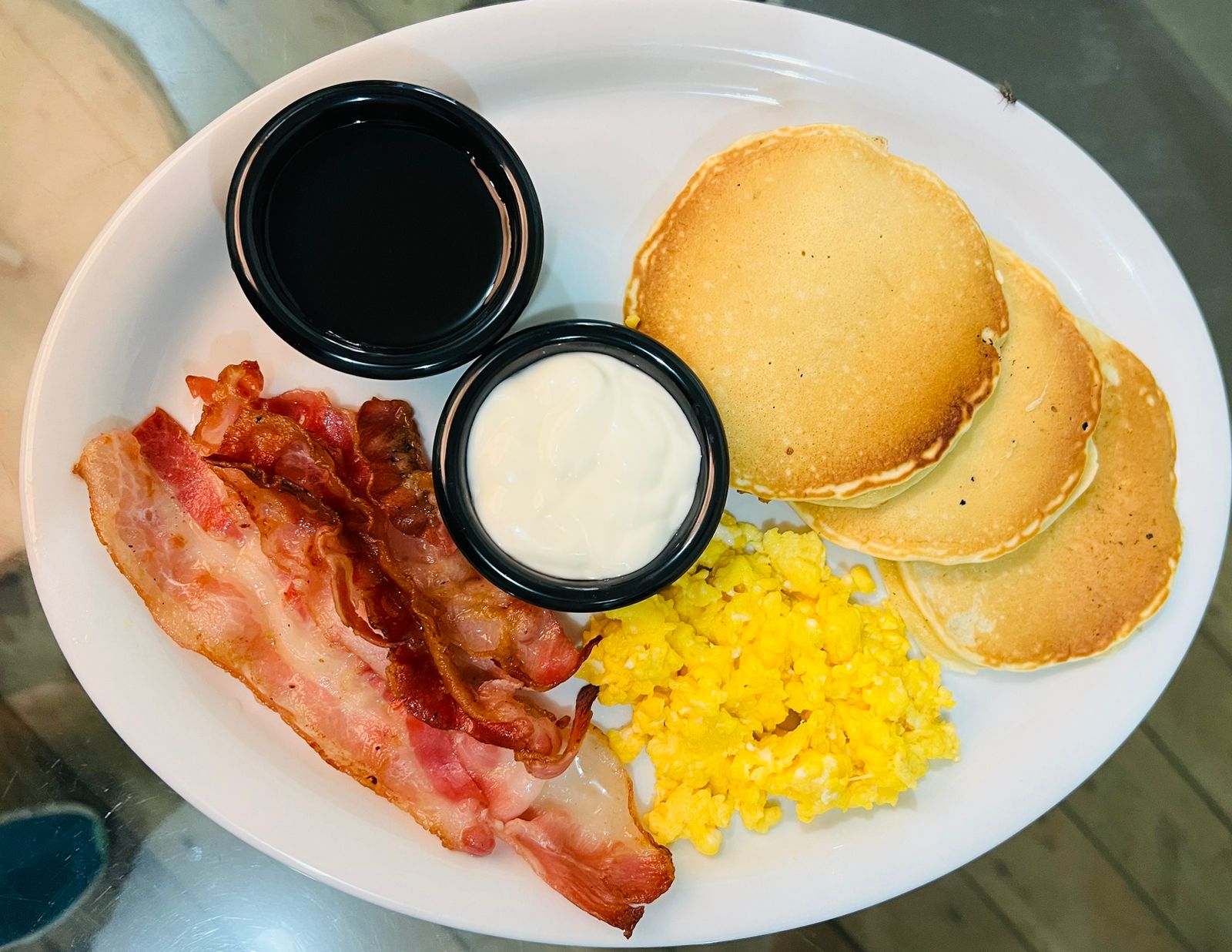 Desayuno con pancakes, huevo y tocino