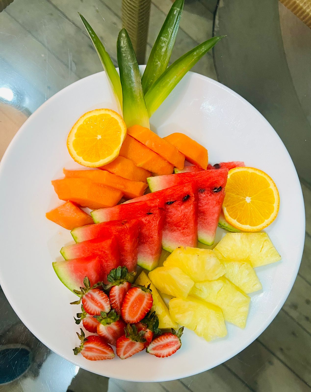 Plato de frutas frescas con sandía, piña, papaya y fresas